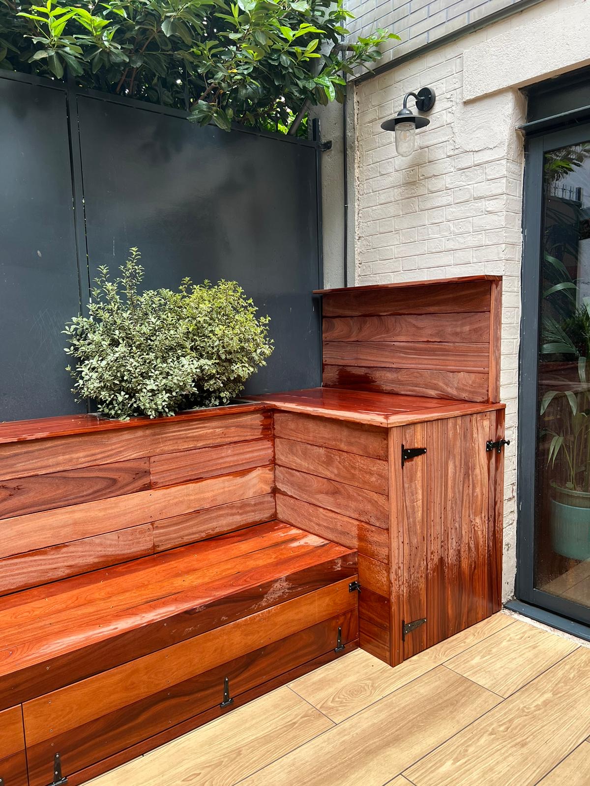 Banc coffre, jardinières et meuble en bois exotique à Boulogne